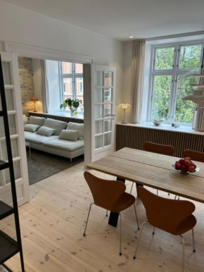Central lejlighed med solrig altan, Aalborg